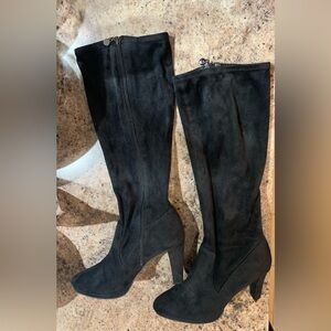 Tahari Grace Black Faux Suede Heeled Knee High Boots 10M Wide Calf Zipper Sleek